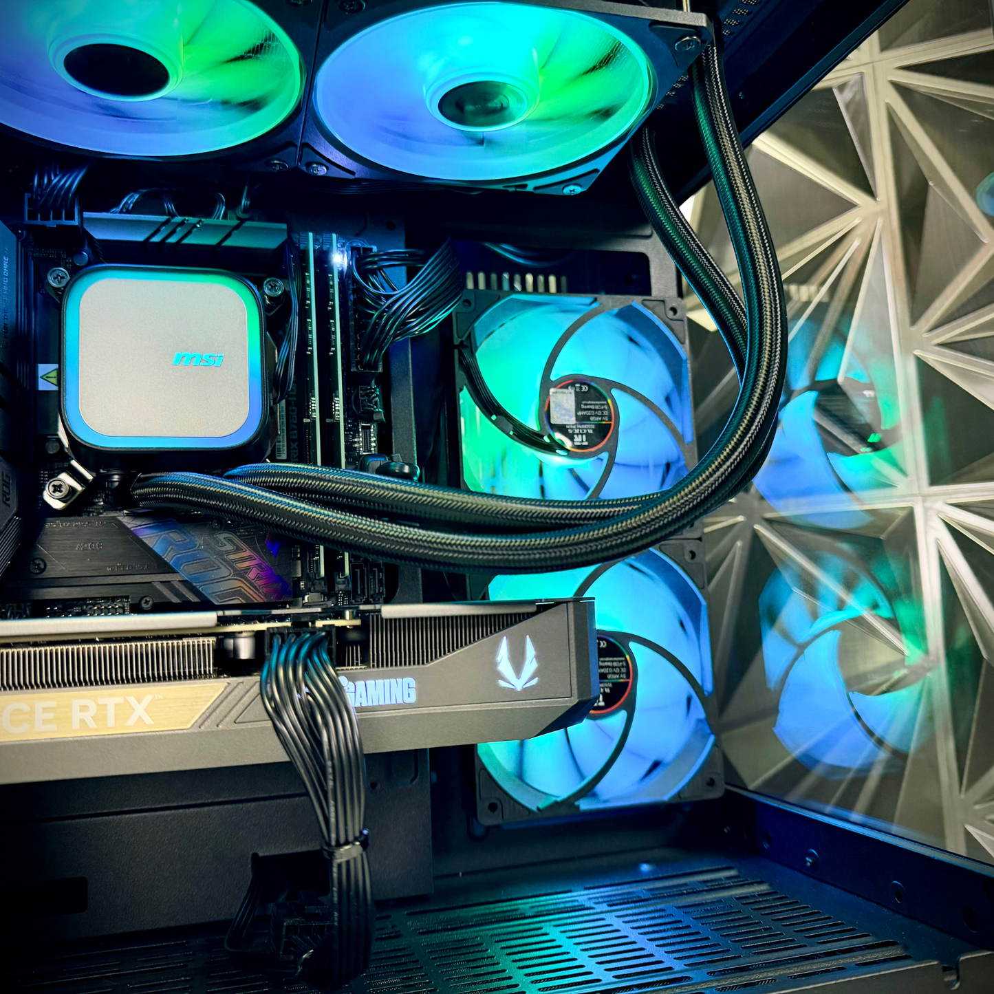 Mini Crescent - Intel i5 14600KF / RTX 5060 Ti 16GB